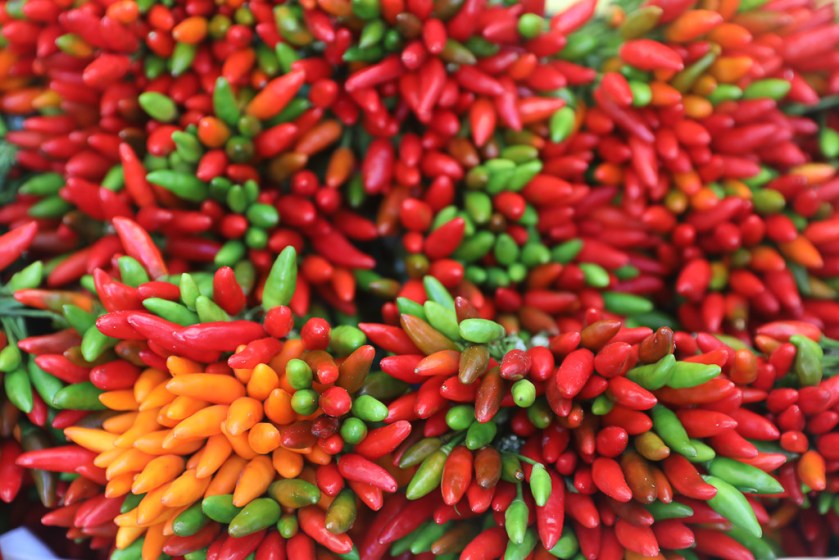 piments rouge et vert sur un marché